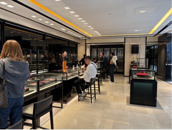 粤友钱配资 实探 | 涨价后老铺黄金不排队了，黄金界“爱马仕”含金量几何？