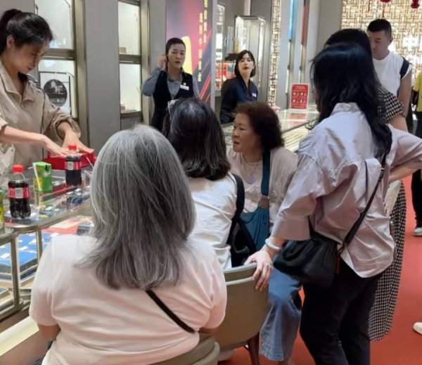 括普投资 金价波动金店人气不减，轻克重设计受年轻人青睐